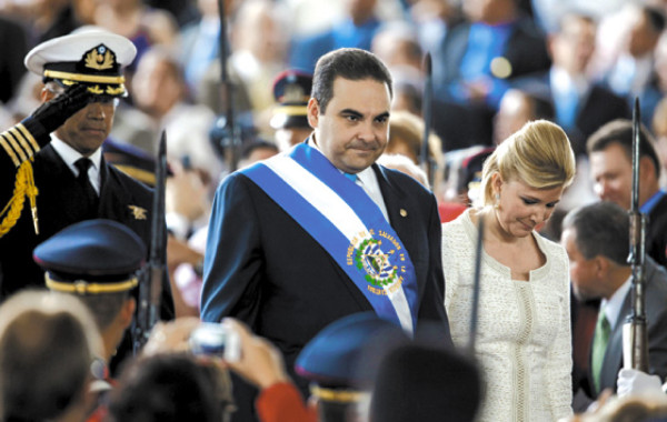 Mauricio Funes promete 100 mil empleos