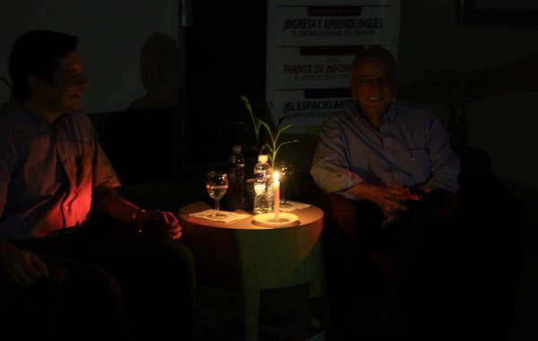 A la luz de las velas con Julio Escoto