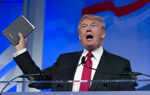 Trump manda a su gabinete a estudiar la Biblia y orar