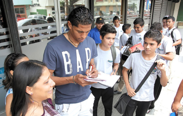 Carlo Costly viajó rumbo a Italia para operarse