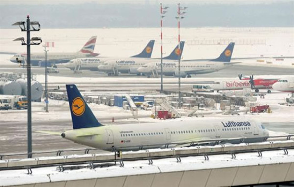 Bloqueados aeropuertos europeos por la nieve