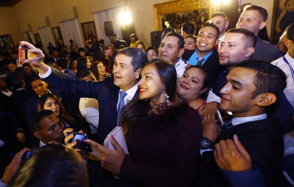 Premian a jóvenes que destacan en ciencia, arte, deporte y superación