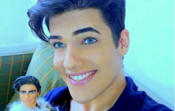 Gasta más de 50 mil dólares para parecerse a Ken