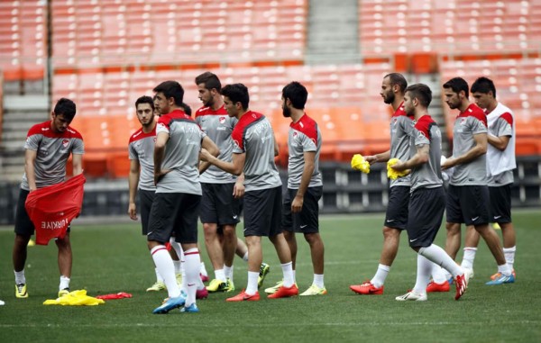 Nuri Sahin no jugaría ante Honduras por lesión