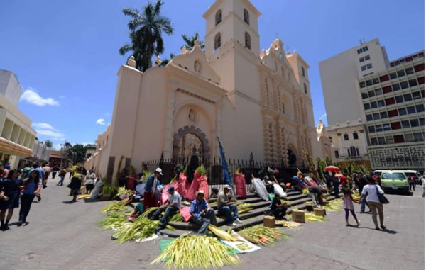 Campesinos hondureños llegan con palmas a iglesias en víspera Domingo Ramos