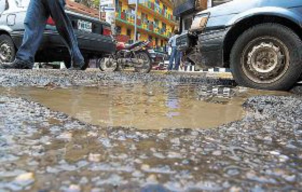 Peligro por bache en el centro