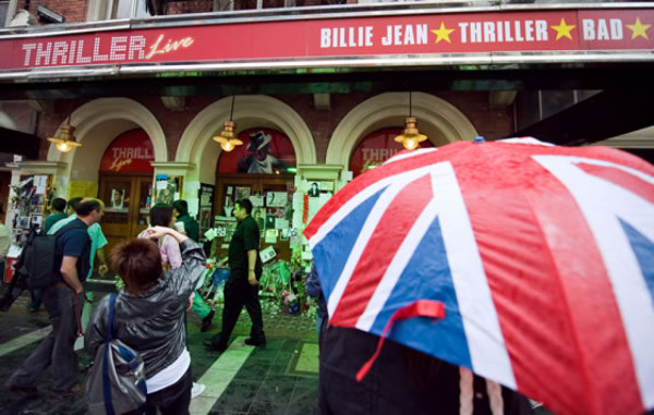 Parientes y famosos rinden homenaje a Jackson