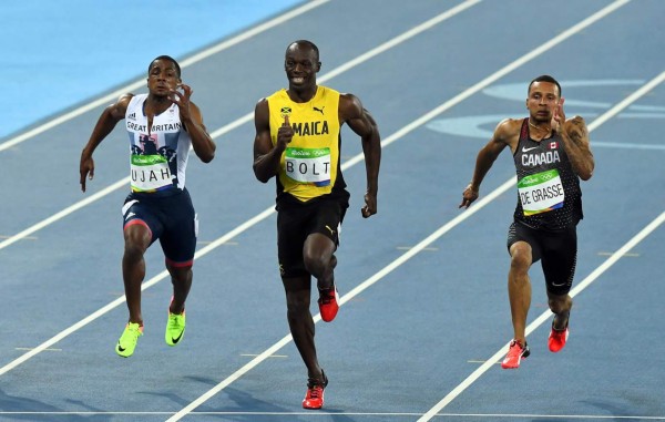 VIDEO: Usain Bolt hasta se burló de sus rivales en la pista