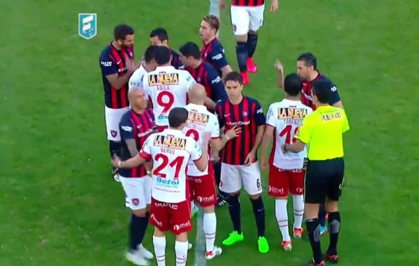 VIDEO: ¡Insólito! Jugadores se pelearon antes de comenzar el partido