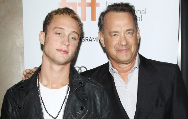 Hijo de Tom Hanks se niega a vacunarse contra el covid-19