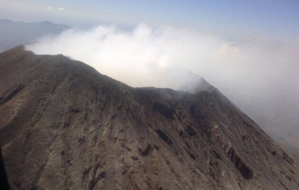 Salida de gases tras erupción volcánica preocupa a autoridades salvadoreñas