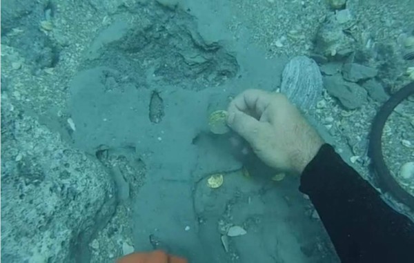 La familia que caza tesoros en el fondo del mar