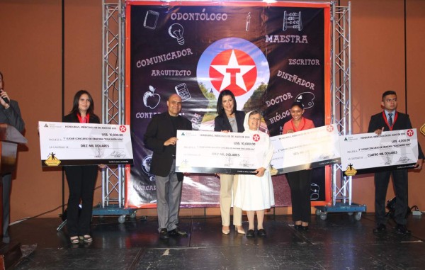 Entregan becas universitarias a mejores oradores