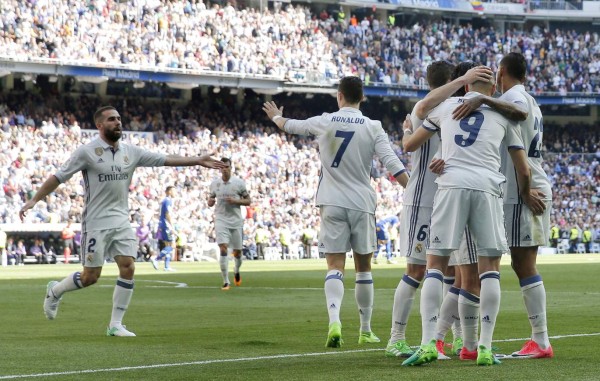 El Real Madrid golea y le mete presión al Barcelona