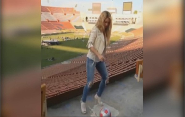 ¿Shakira jugando al fútbol con tacones?
