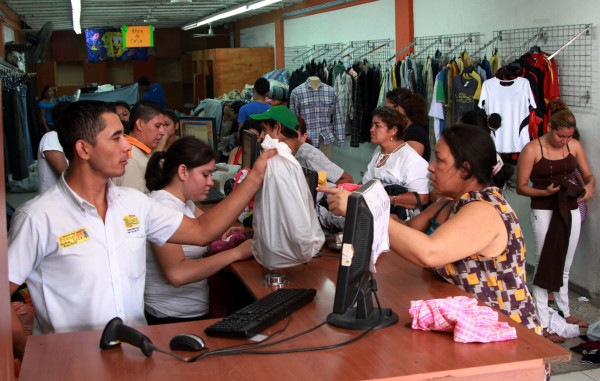 Al año abren 20 tiendas de ropa usada en la ciudad