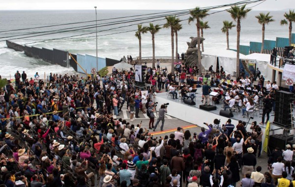 Protestan contra muro de Trump con concierto en la frontera