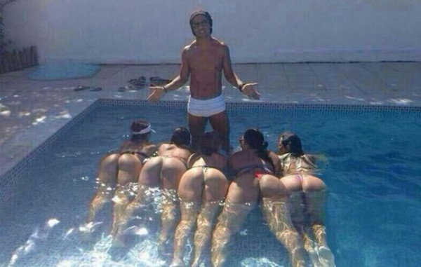 Polémica por foto de Ronaldinho con cinco mujeres en tanga