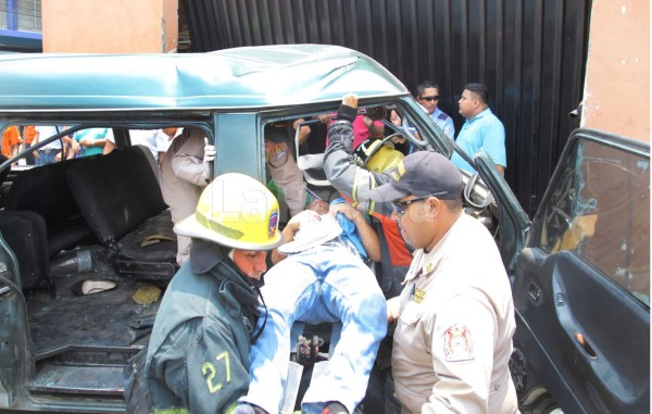 Varios heridos en colisión entre camión y un bus 'rapidito' en SPS
