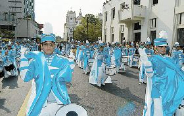 El Reyes celebra su 80 aniversario con emotivo desfile