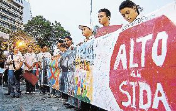 Marchan a favor de los enfermos de sida