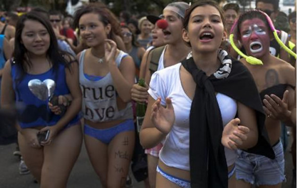 Cientos participan del 'día sin pantalones' en Colombia