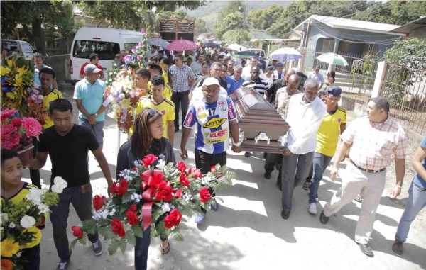 Con honores despiden a Enrique Centeno Reneau