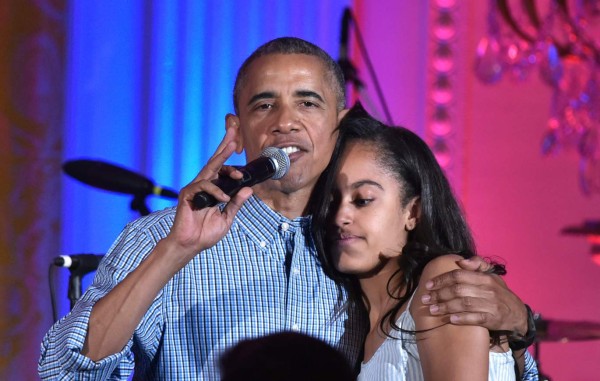 Así 'avergonzó' Obama a su hija Malia en su cumpleaños