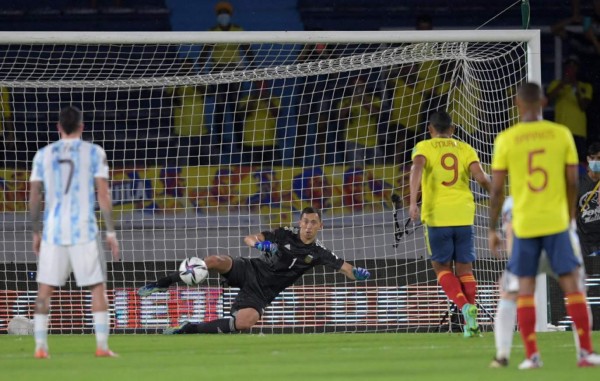 Colombia's Luis Muriel (R) scores a penalty kick against Argentina's goalkeeper Agustin Marchesin during their South American qualification football match for the FIFA World Cup Qatar 2022 at the Roberto Melendez Metropolitan Stadium in Barranquilla, Colombia, on June 8, 2021. (Photo by Raul ARBOLEDA / AFP)