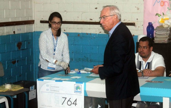 GU1022. CIUDAD DE GUATEMALA (GUATEMALA), 16/06/19.- El aspirante a la Presidencia de Guatemala por el partido Humanista (centro), Edmond Mulet, vota este domingo en Ciudad de Guatemala (Guatemala). Mulet, que ha dirigido 26 misiones de paz de la ONU en todo el mundo, se presenta como candidato a la primera magistratura del país con la propuesta de implementar su experiencia aprendida al frente de la ONU. EFE/Douglas Suruy