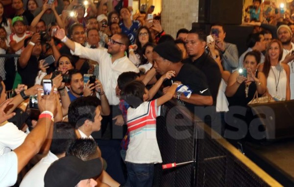 Un niño hizo una pregunta a Ronaldinho y terminó llorando
