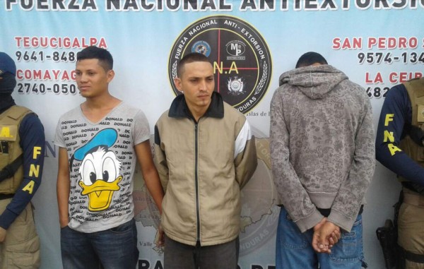 Caen tres supuestos extosionadores con dinero en efectivo