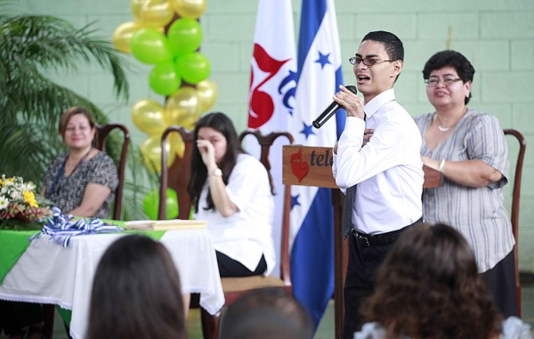 Paciente egresa de Teletón tras 17 años de rehabilitación