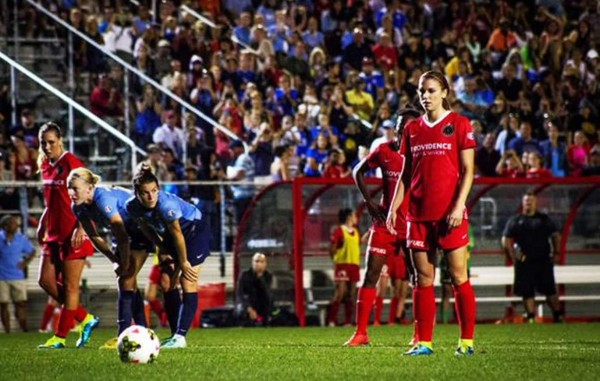 La espectacular atajada que le hicieron a Alex Morgan