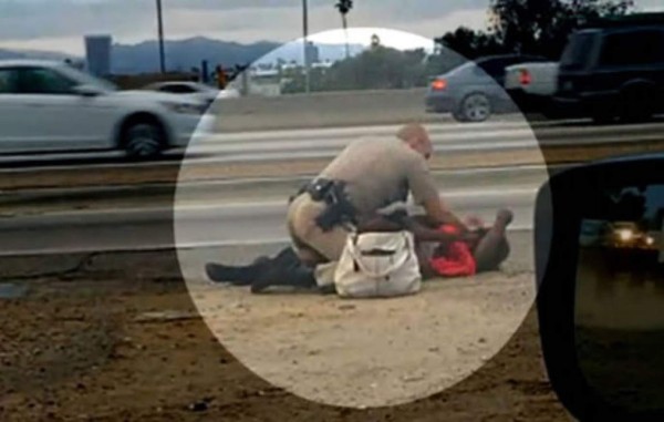 Policía golpea a mujer en autopista de Los Ángeles