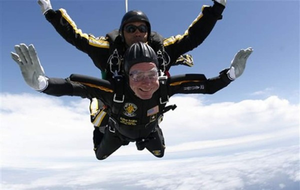 George Bush padre celebra su 90 cumpleaños saltando en paracaídas