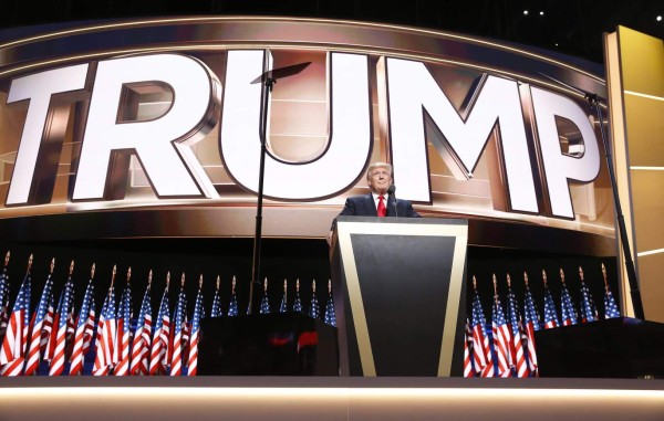 Clinton cae en sondeos mientras Trump gana confianza de votantes