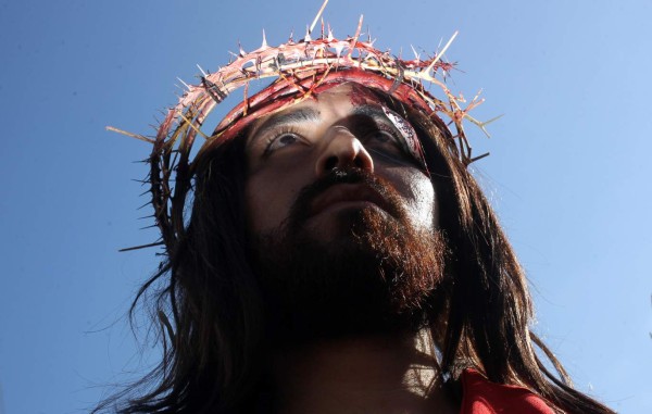 Encarnan con cuadros vivos el suplicio de Jesucristo