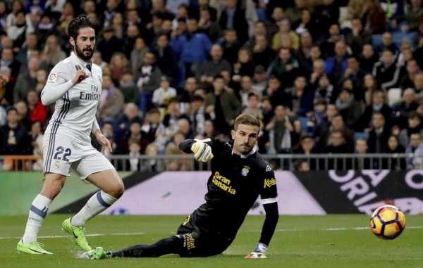 GRA580. MADRID, 01/03/2017.- El centrocampista del Real Madrid Isco (i) remata ante la portería de Javi Varas, de Las Palmas, durante el partido correspondiente a la 25º jornada de LaLiga Santander que ambos equipos juegan en el estadio Santiago Bernabéu, en Madrid. EFE/JuanJo Martin