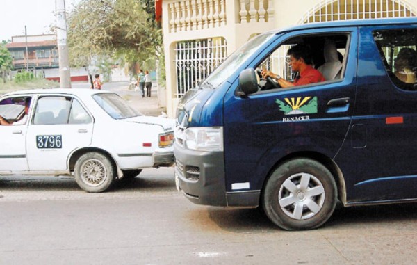 Funadeh y Tránsito capacitan a motoristas