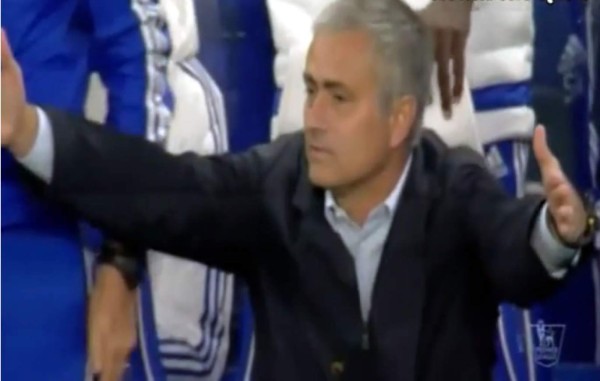 VIDEO: La cómica reacción de Mourinho por un penal no pitado a Falcao
