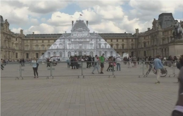 La pirámide del Louvre desaparece, en instalación de arte&nbsp;&nbsp;