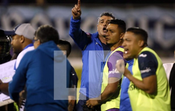 Diego Vázquez le gritó de todo a Salomón Nazar al final del partido. Foto Marvin Salgado