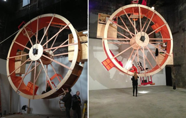 Dos artistas viven diez días en una gigantesca rueda de hámster
