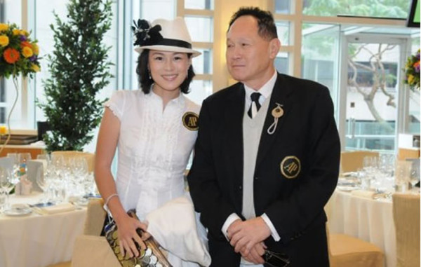 Magnate sube a 130 millones de dólares oferta por casarse con su hija lesbiana