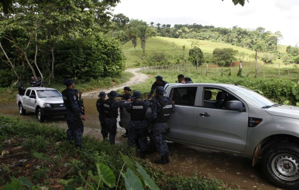 En lanchas cruzan ahora los coyotes a migrantes hondureños