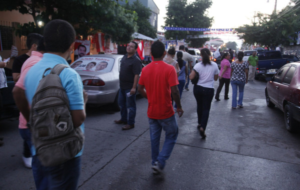 Hondureños acuden de forma masiva a centros de votaciones