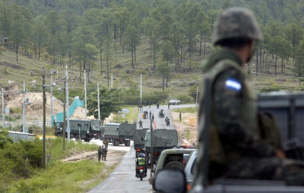 Entre gritos y aplausos recibieron a 42 reos en El Pozo II