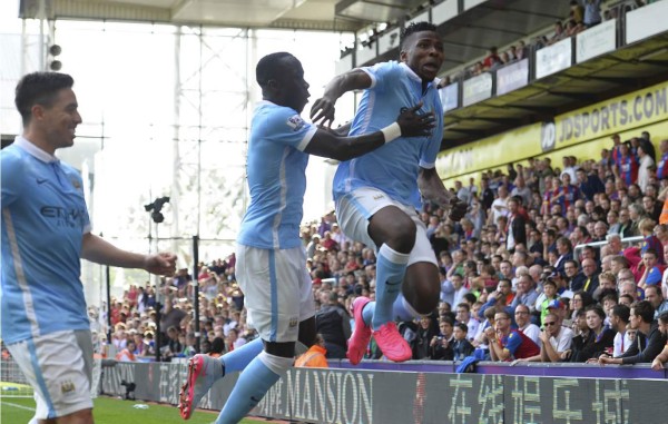 El City gana sobre la hora y sigue en la cima
