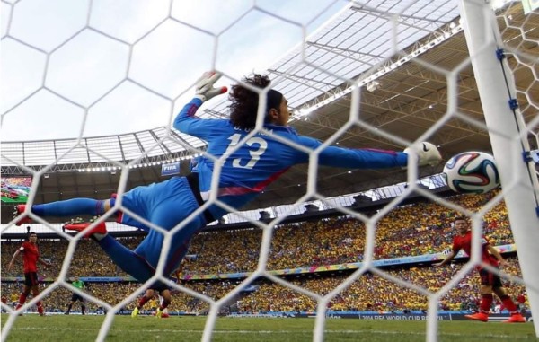 México se le atraganta al anfitrión Brasil con un gran 'Memo' Ochoa